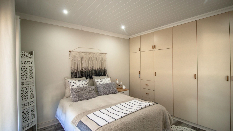 6 Bedroom Property for Sale in Heiderand Western Cape